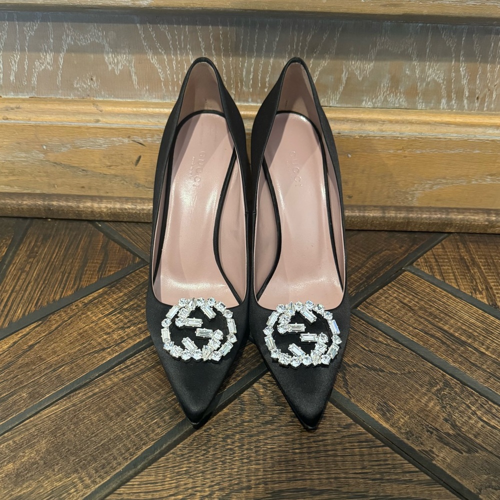 Gorgeous authentic Gucci Satin Crystal Pumps